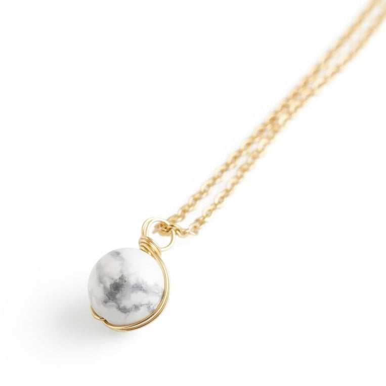 Howlit Halskette – Goldene Kette mit Kugel für Ruhe & Harmonie CrystalScents