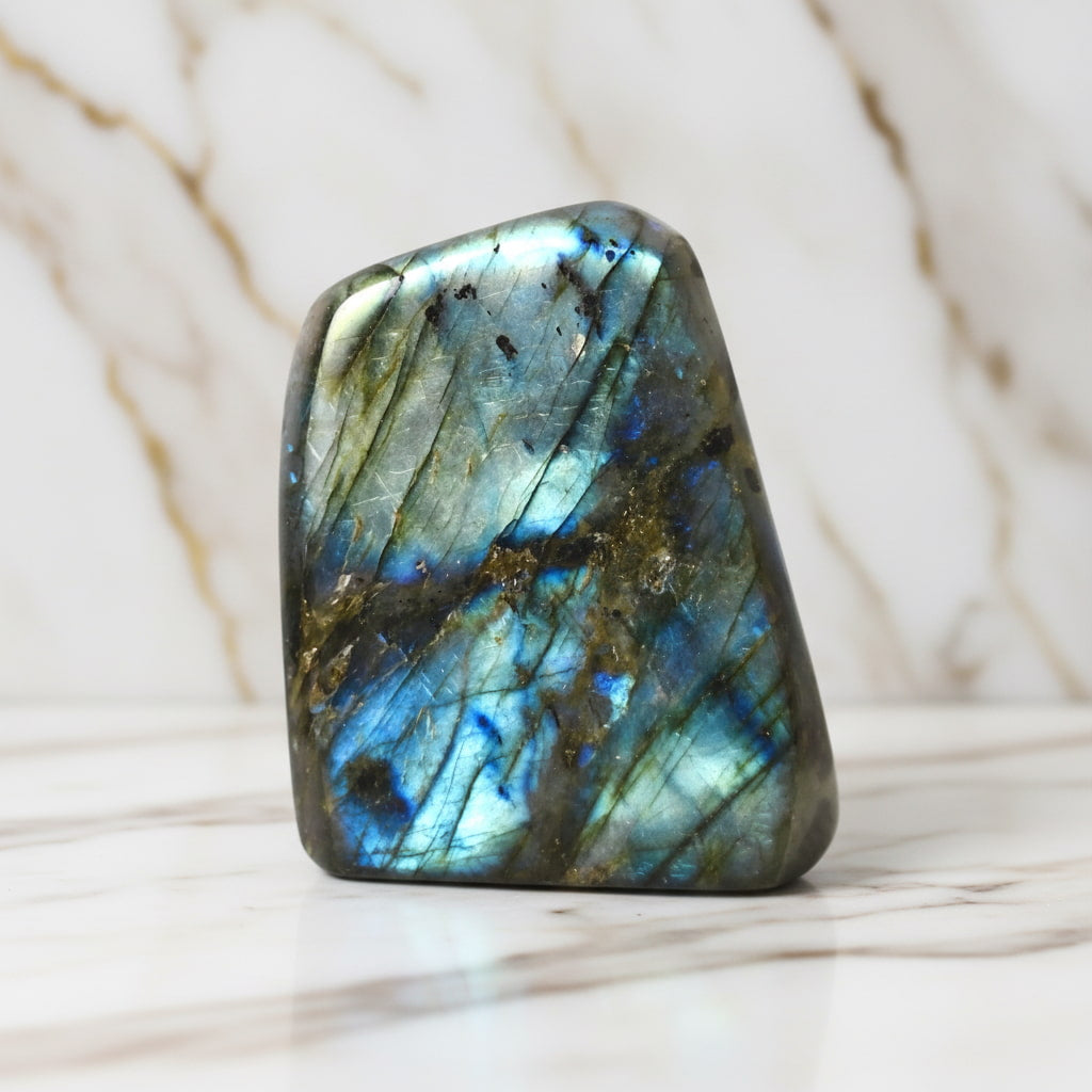 Labradorit Freiform – Lebendiges Farbenspiel aus Naturstein CrystalScents