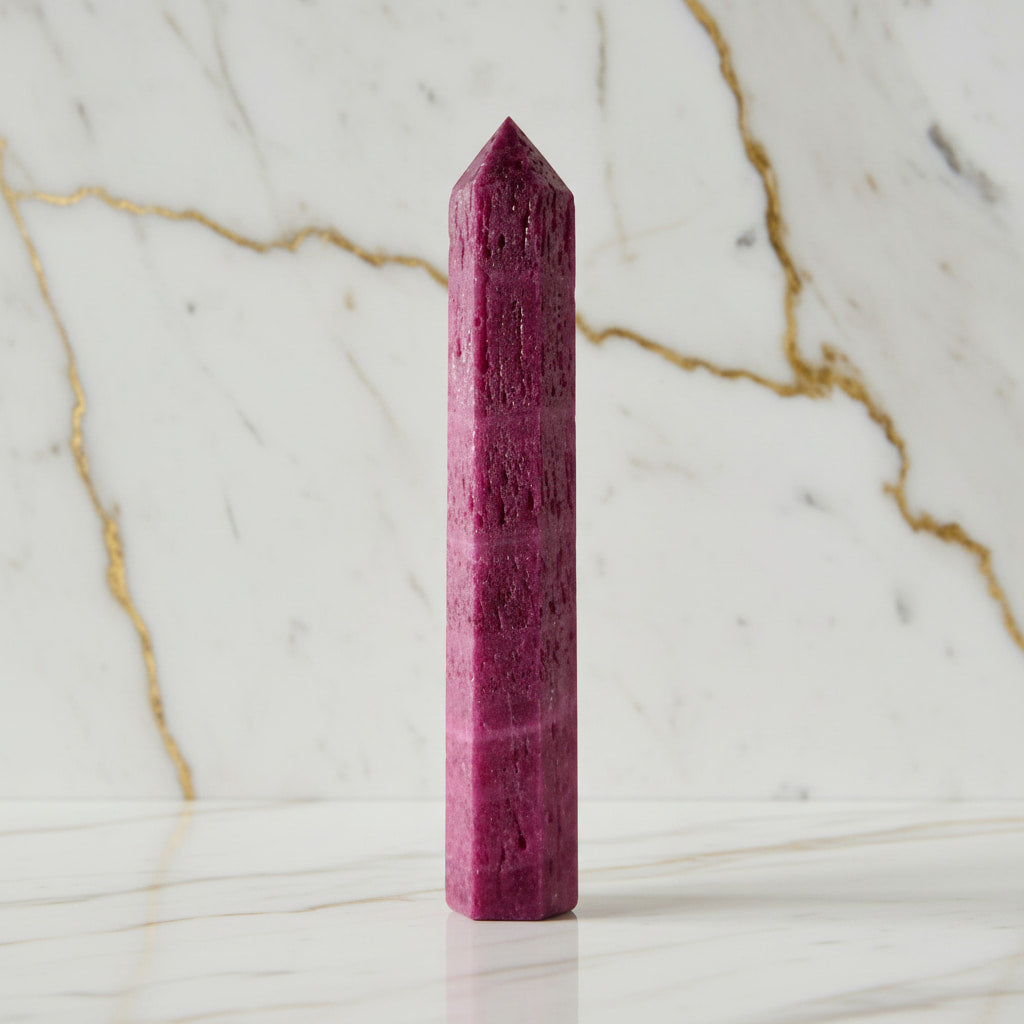 Korund Obelisk – Kraftvoller Farbakzent JETZT sichern CrystalScents