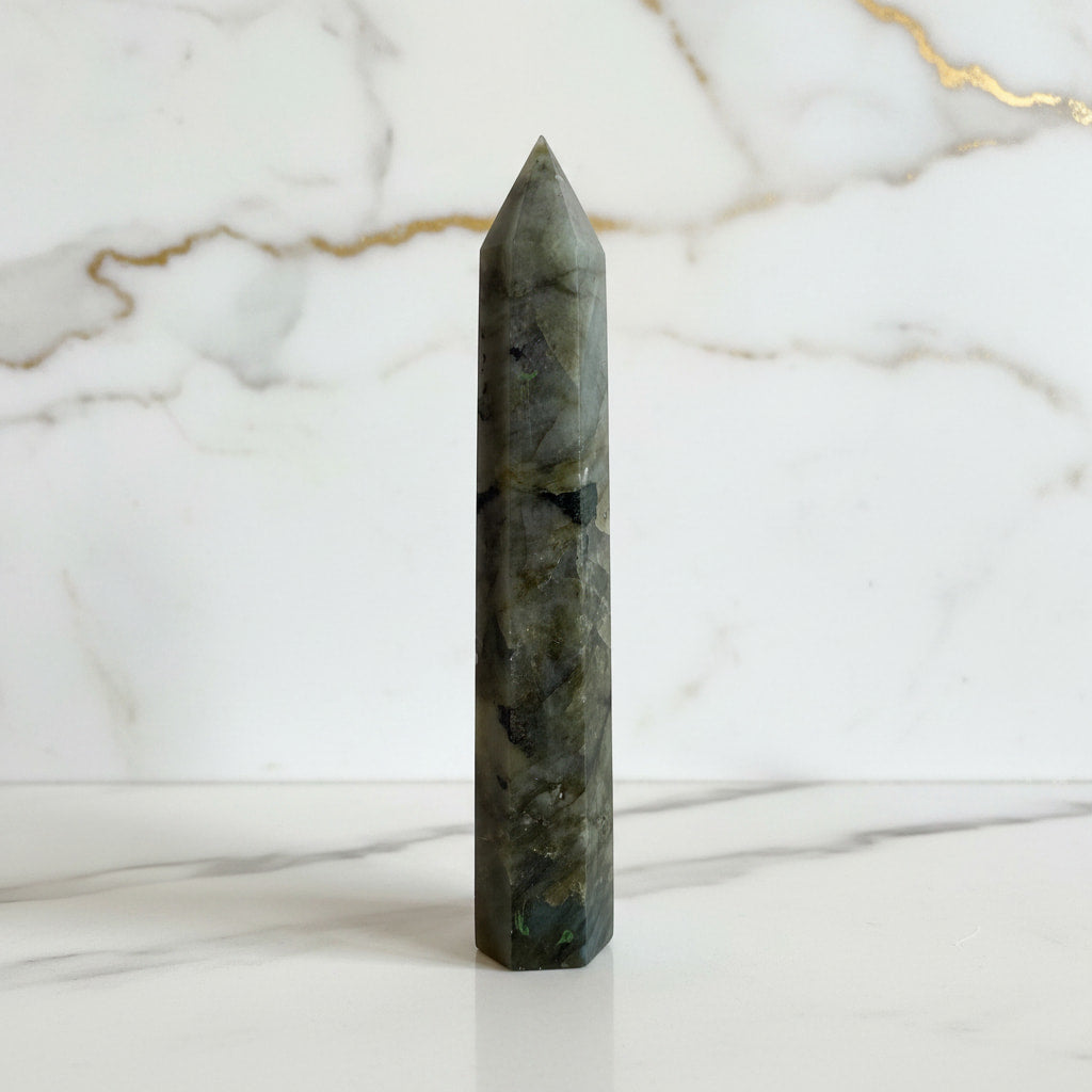 Labradorit Obelisk – Mut & Stärke