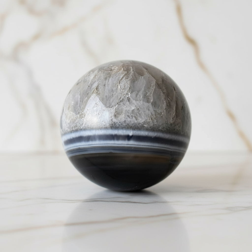 Achat Kugel – Schwarz & Weiß vereint