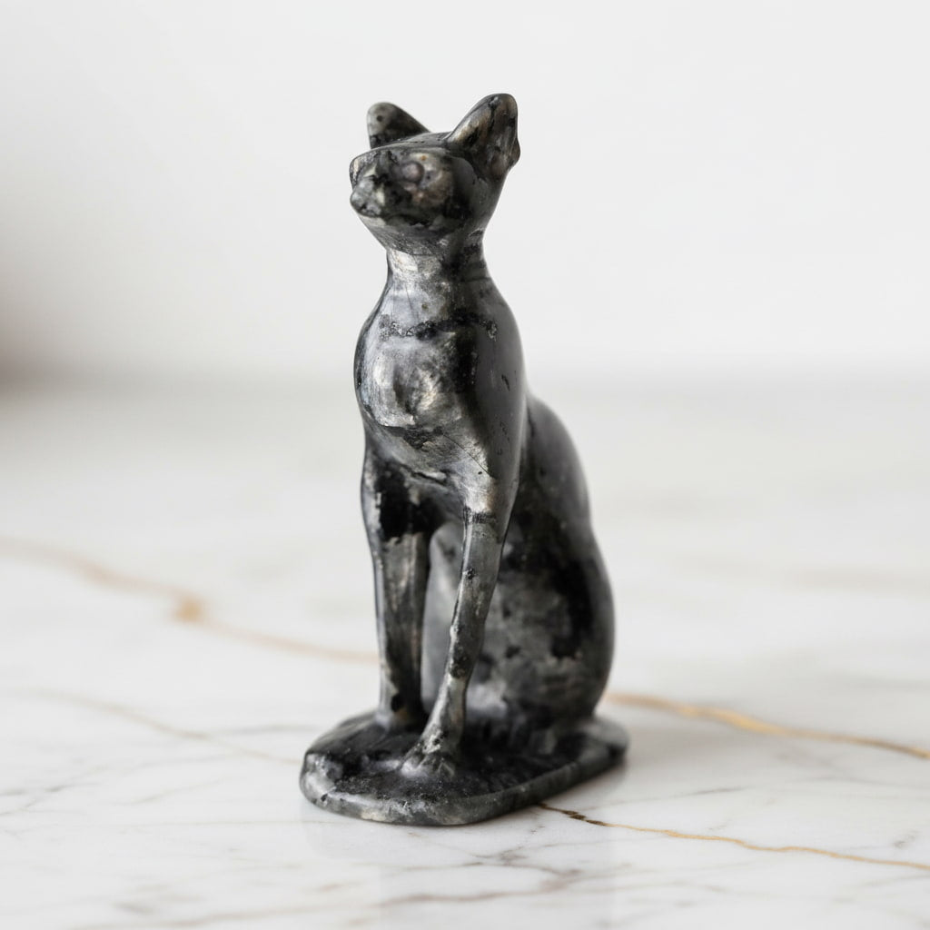 Labradorit Katzenfigur – Anmutig & geheimnisvoll CrystalScents