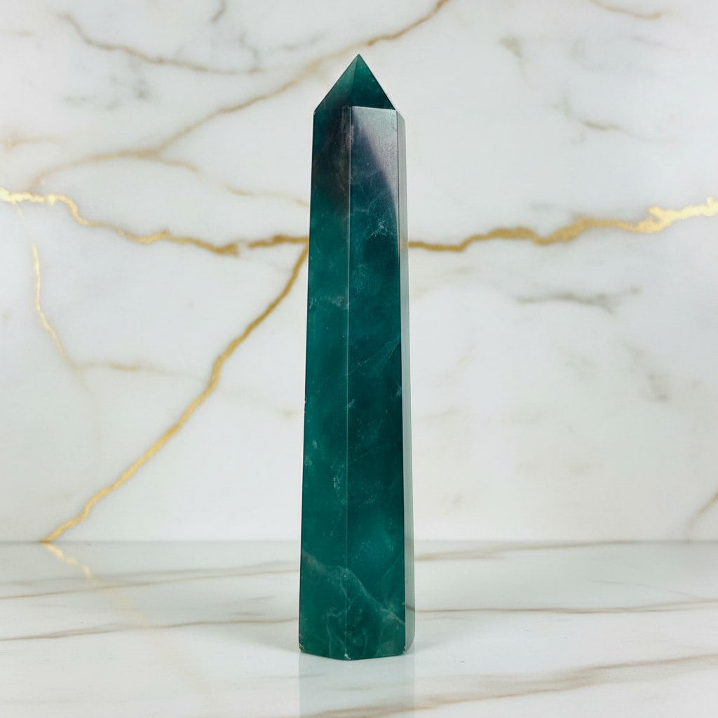 Fluorit Obelisk – Vertrauen & Erden JETZT sichern CrystalScents