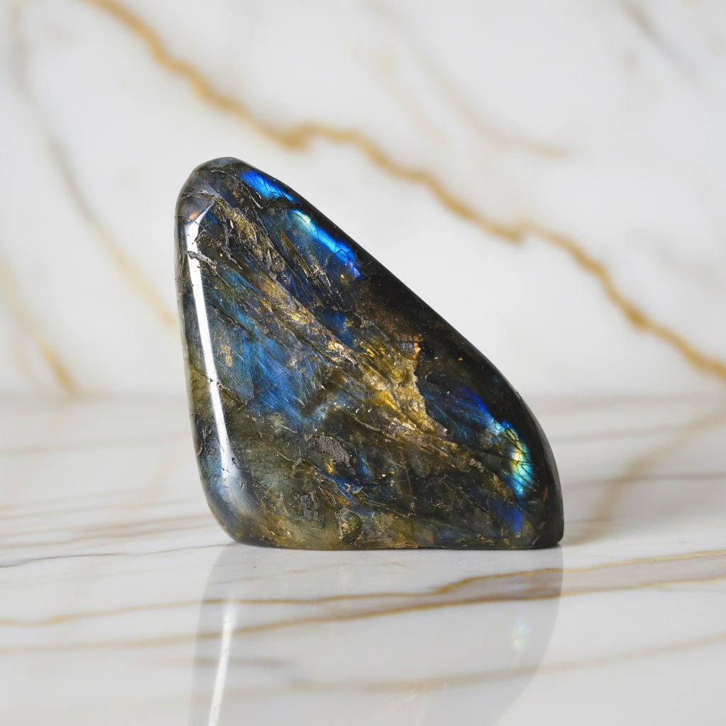 Labradorit Freiform – Blaue Leuchtkraft CrystalScents