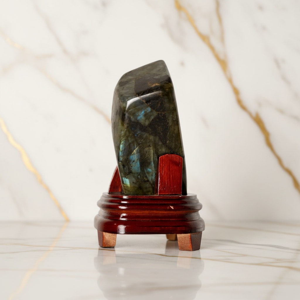 Große Labradorit Freiform auf Sockel – Magischer Schimmer CrystalScents