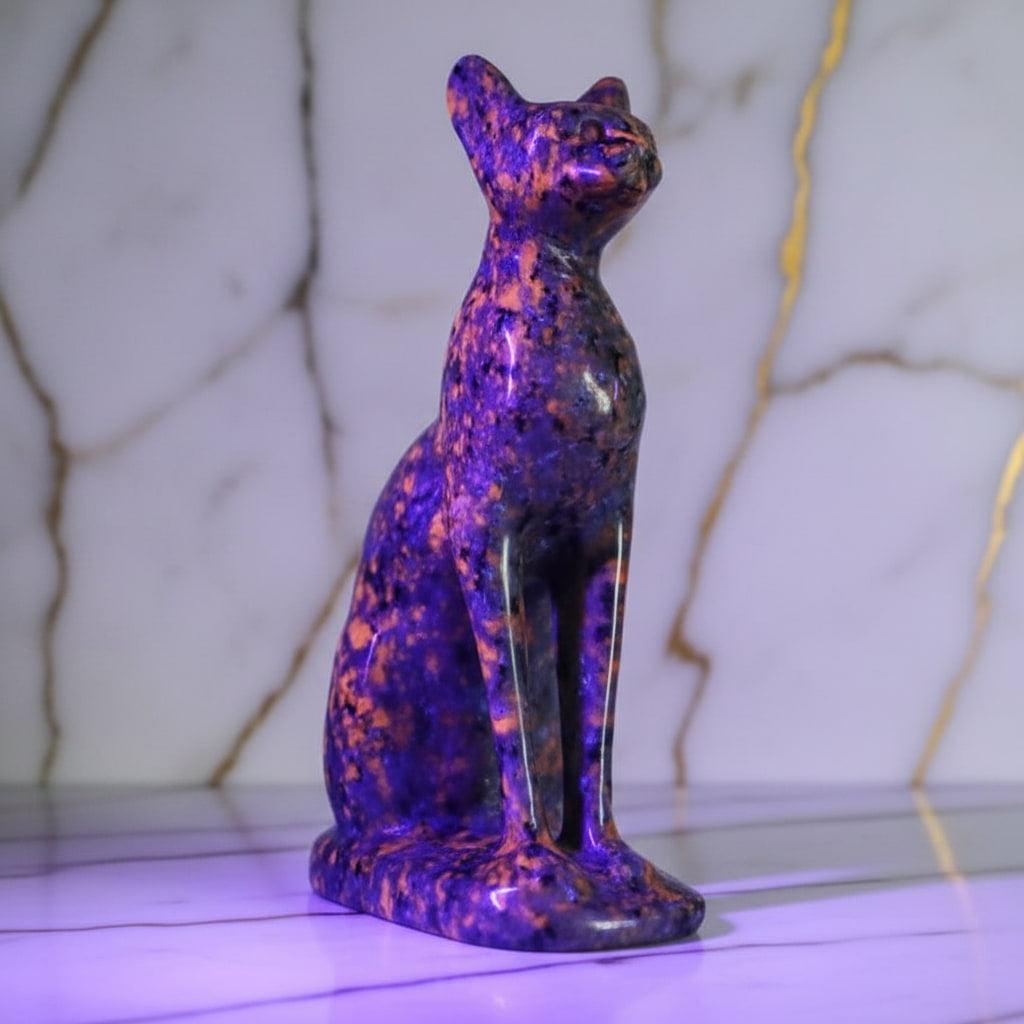 Flammenstein Katze – UV-reaktive Skulptur JETZT sichern CrystalScents