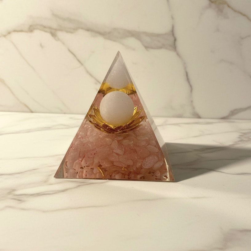 Rosenquarz Orgonit Pyramide - Lotus CrystalScents