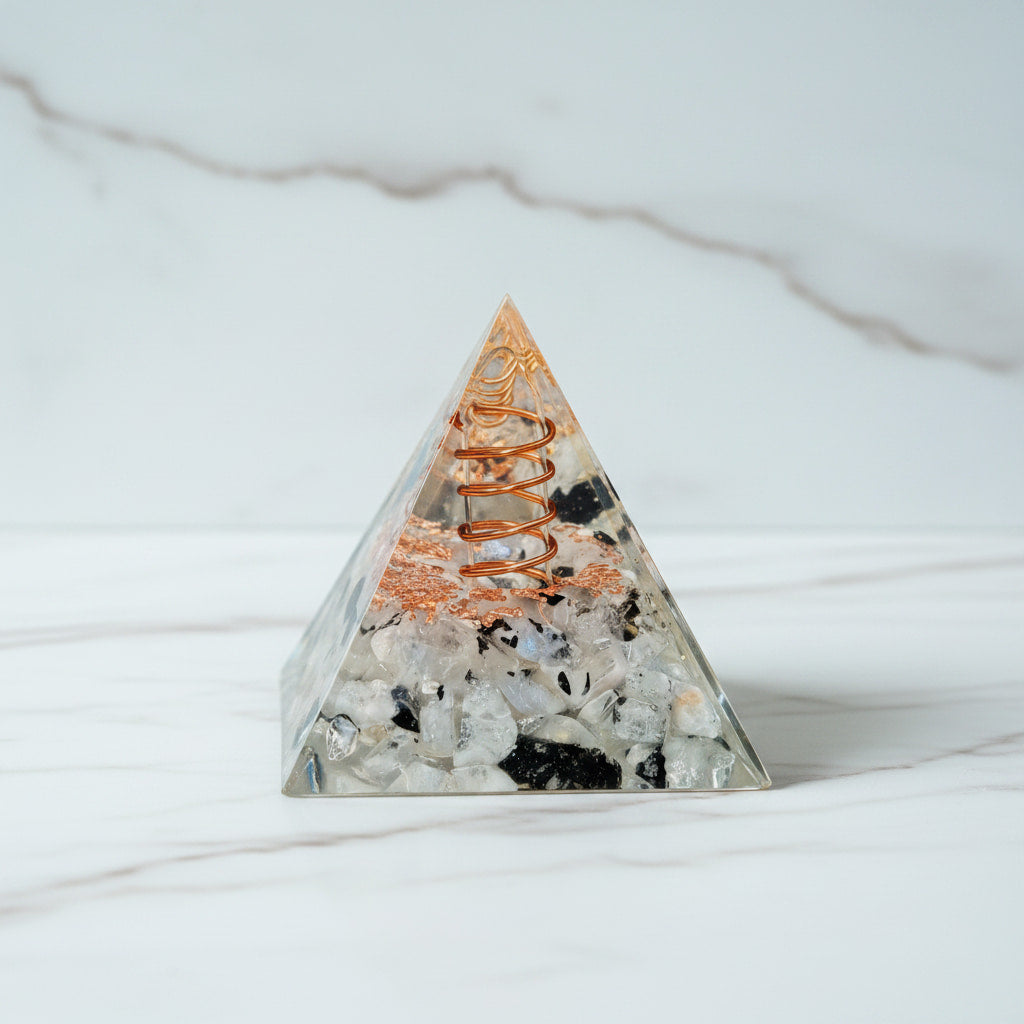 Mondstein Orgonit Pyramide - Schimmerndes Highlights CrystalScents