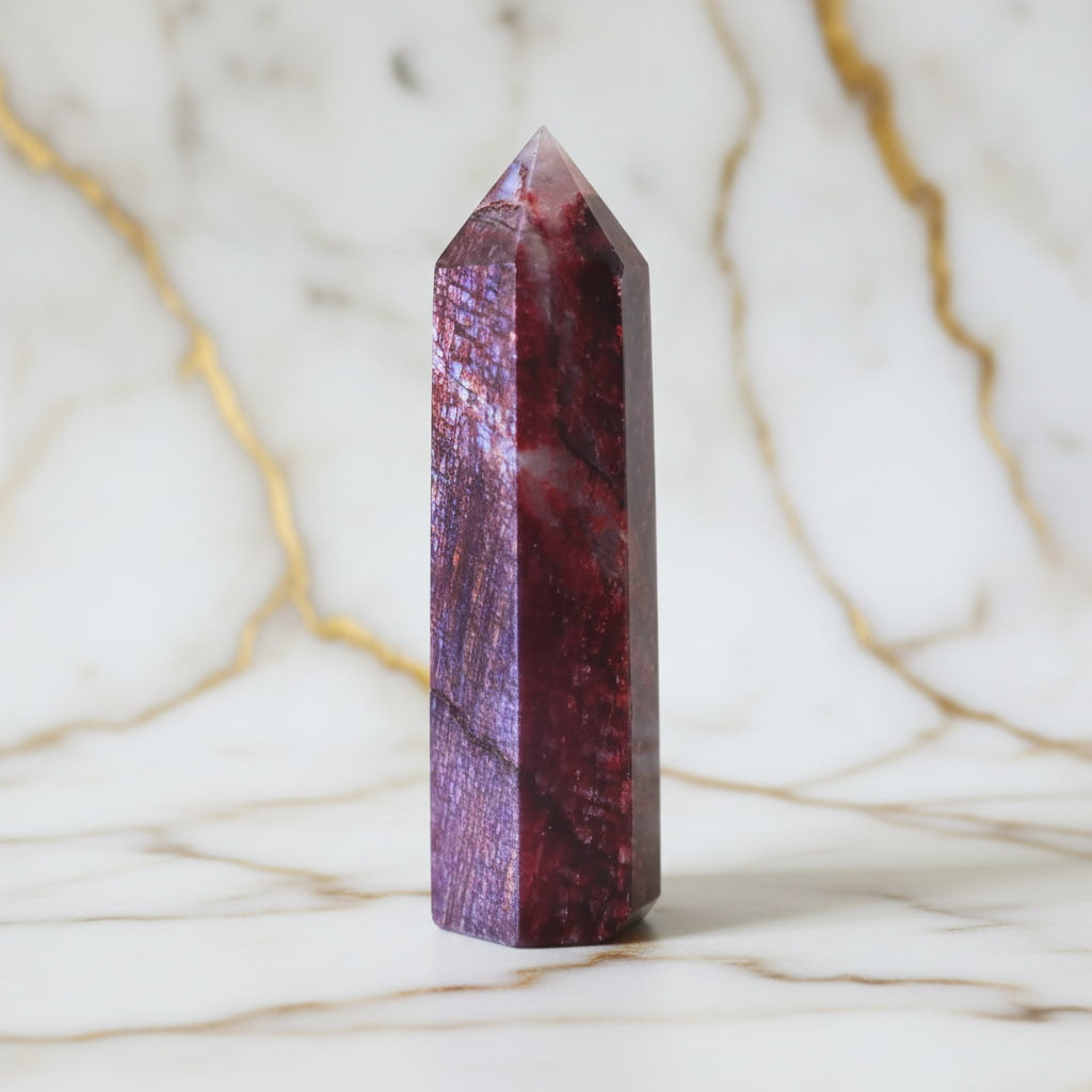 Mondstein Obelisk – Schimmerndes Rot JETZT sichern CrystalScents
