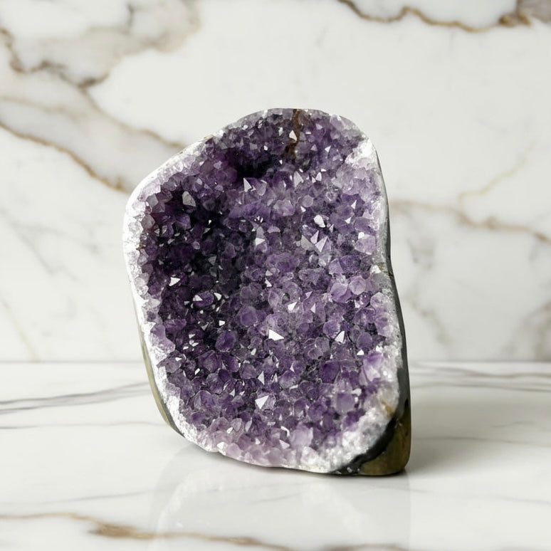 Amethystdruse – Funkelnde Spitzen für Lebendige Energie CrystalScents