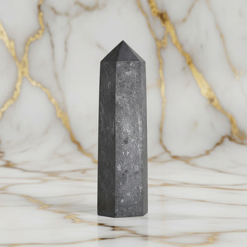 Shungit Obelisk – Form trifft natürliche Kraft CrystalScents