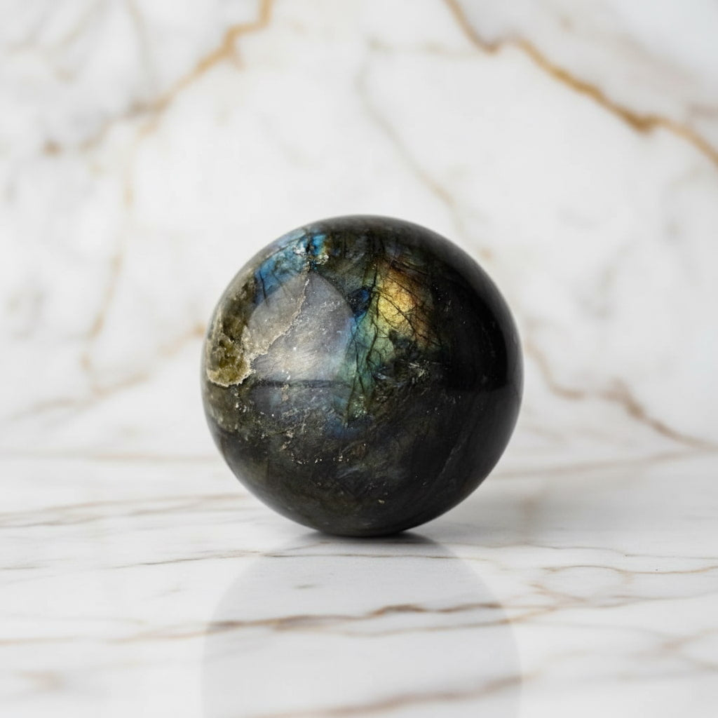 Labradorit Kugel – Kraftvoll & Tief CrystalScents