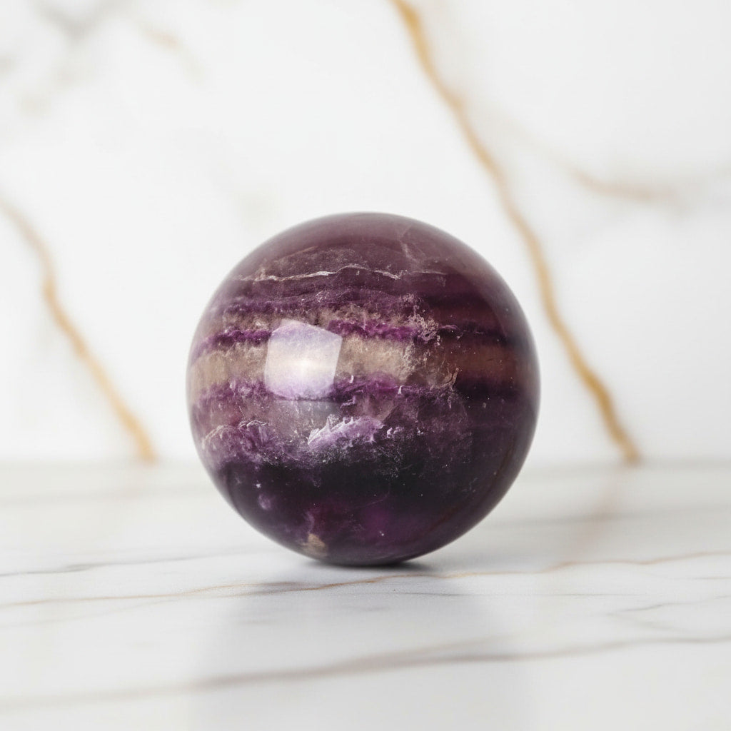 Fluorit Kugel in leuchtendem Lila