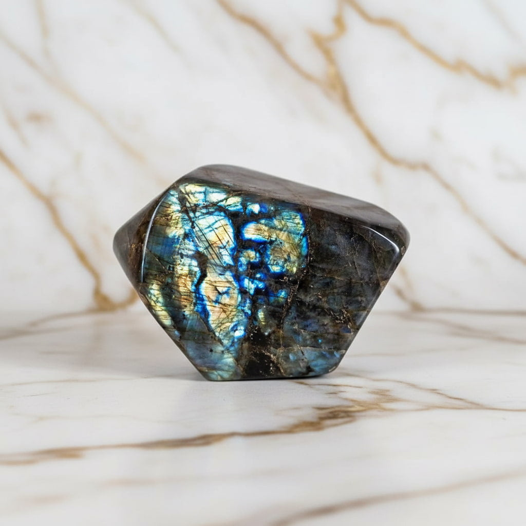 Große Labradorit Freiform – Präsenz der Farben CrystalScents