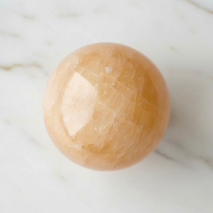 Calcit Kugel – Oranger Begleiter für Motivation CrystalScents
