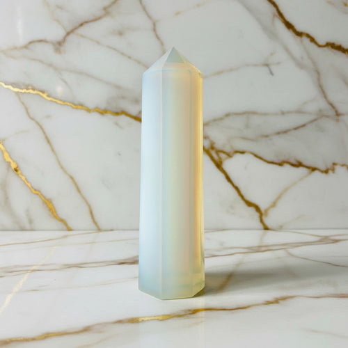 Opalit Obelisk - Schimmernde Faszination CrystalScents