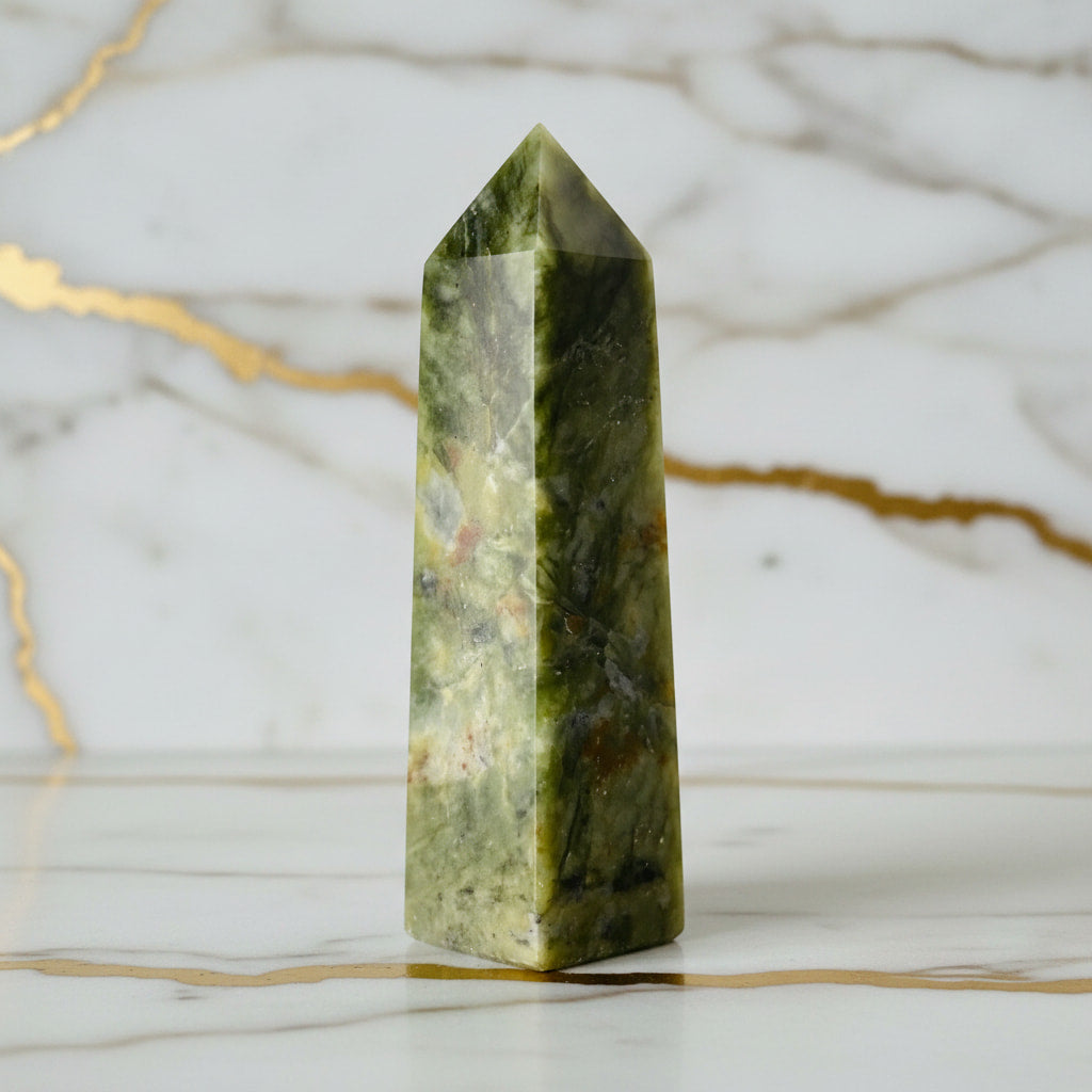 Serpentin Obelisk – JETZT entdecken CrystalScents