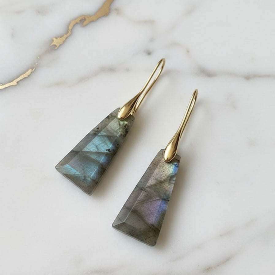 Labradorit Ohrringe – Kristallschmuckstücke mit Farbspiel CrystalScents
