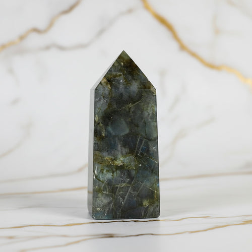 Labradorit Obelisk – Intuition & innere Klarheit CrystalScents