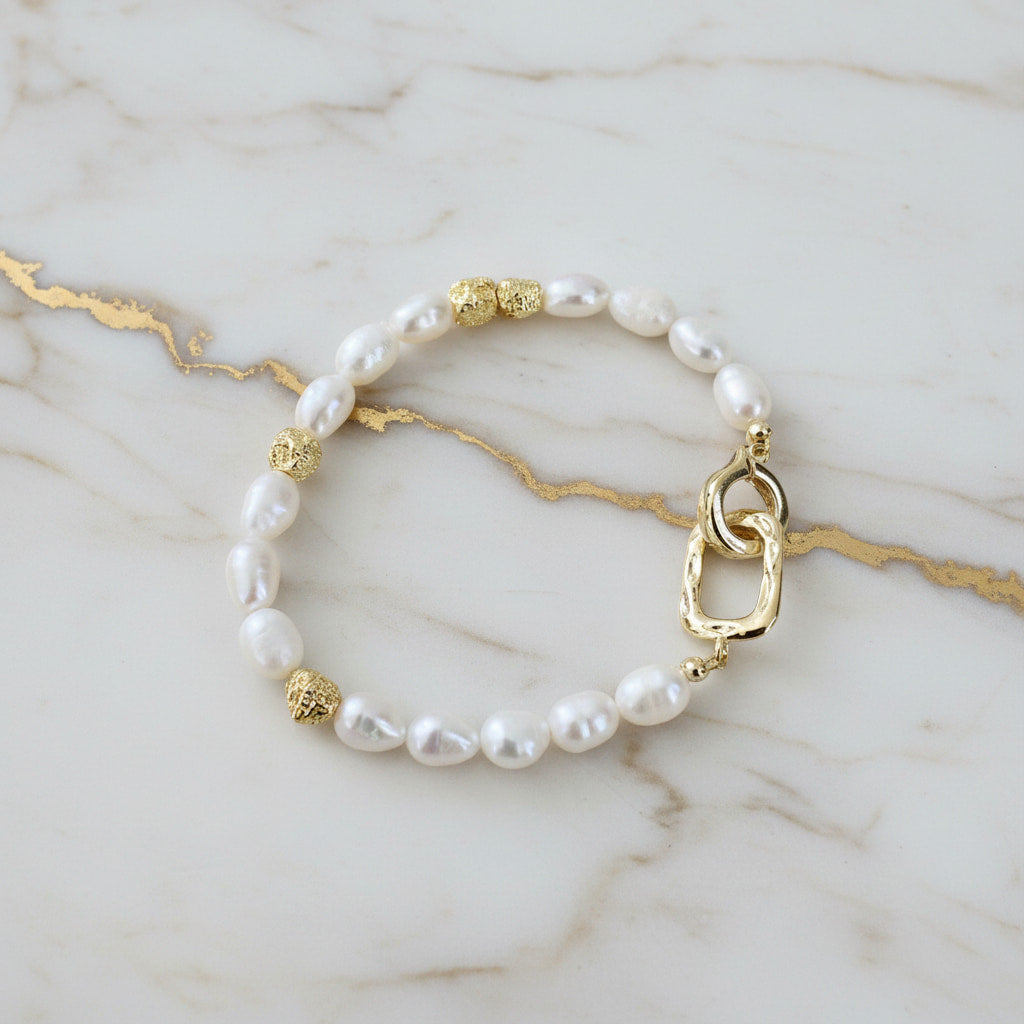 Perlenarmband mit Goldelementen - Zeitlos elegant CrystalScents