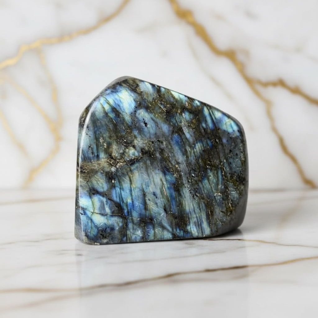Labradorit Freiform – Dekorationsobjekt mit Farbvielfalt CrystalScents