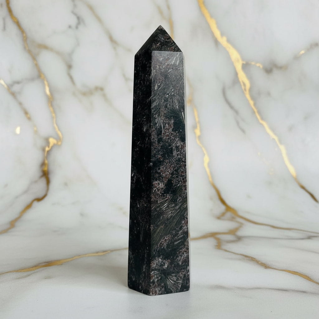 Astrophyllit Granat Obelisk - Naturjuwel mit Struktur CrystalScents