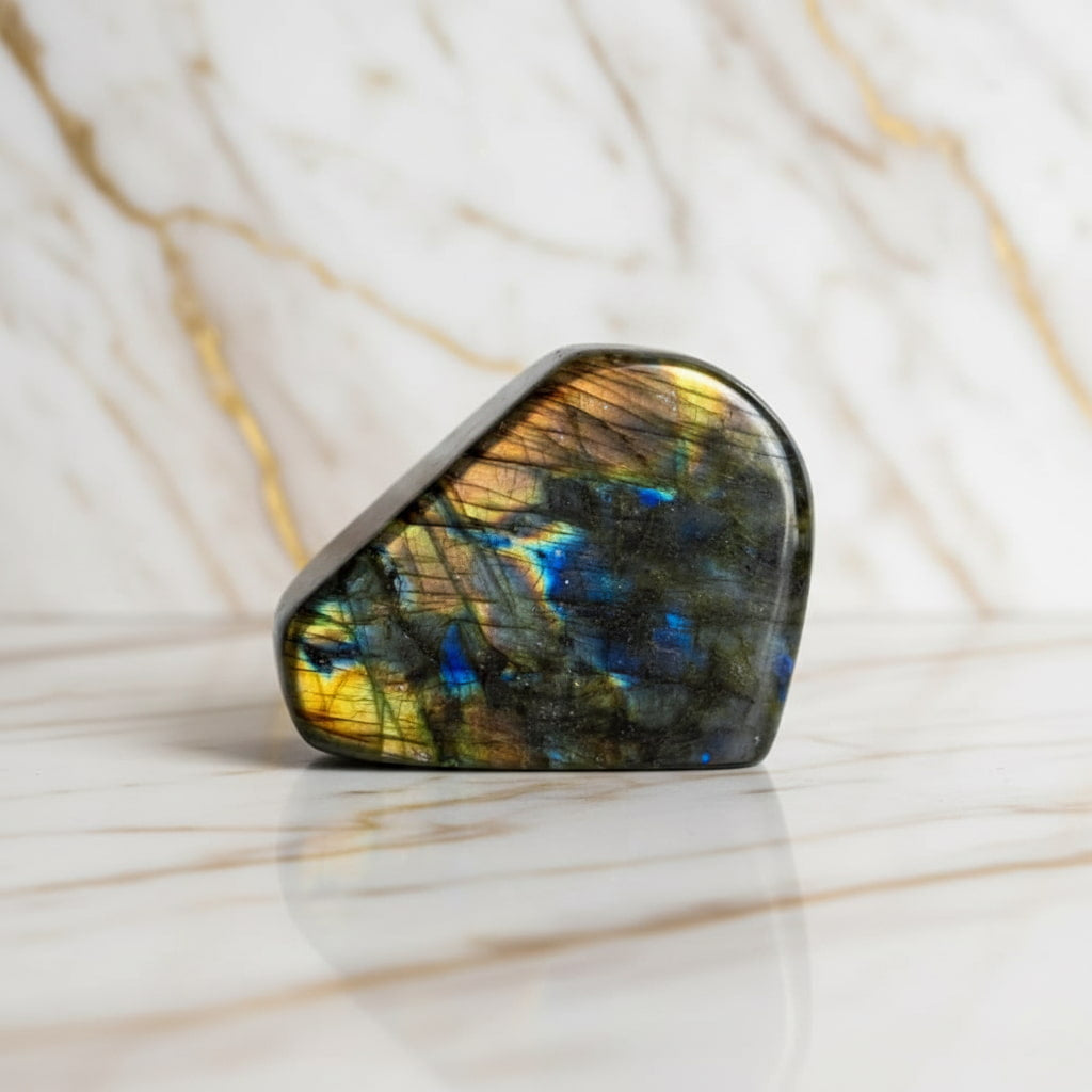 Labradorit Freiform – Dekorationsstück mit geheimnisvollem Glanz CrystalScents