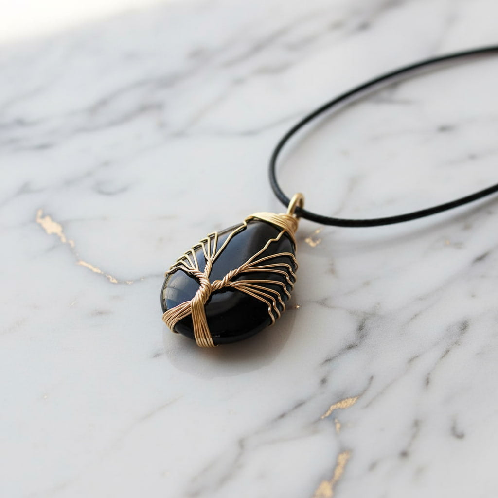 Obsidian Halskette – Tropfenform mit Goldverzierung