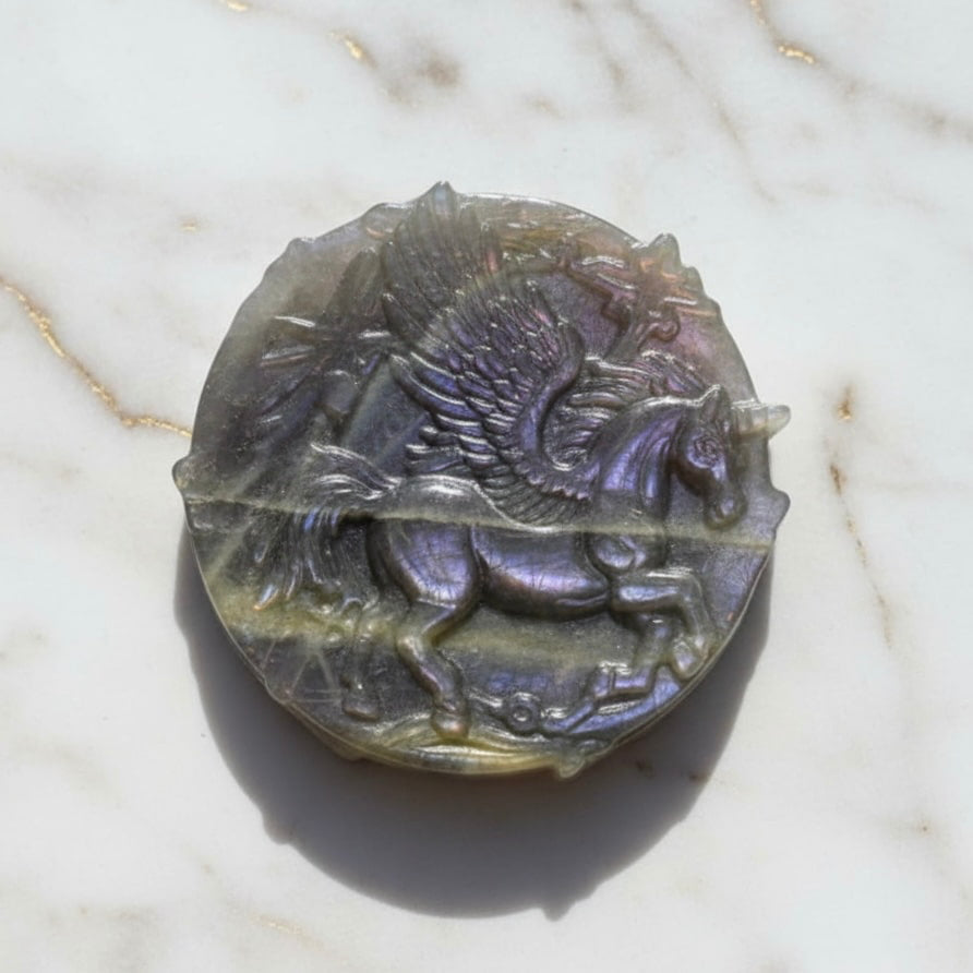 Labradorit Einhorn – Schillerndes Naturjuwel voller Magie