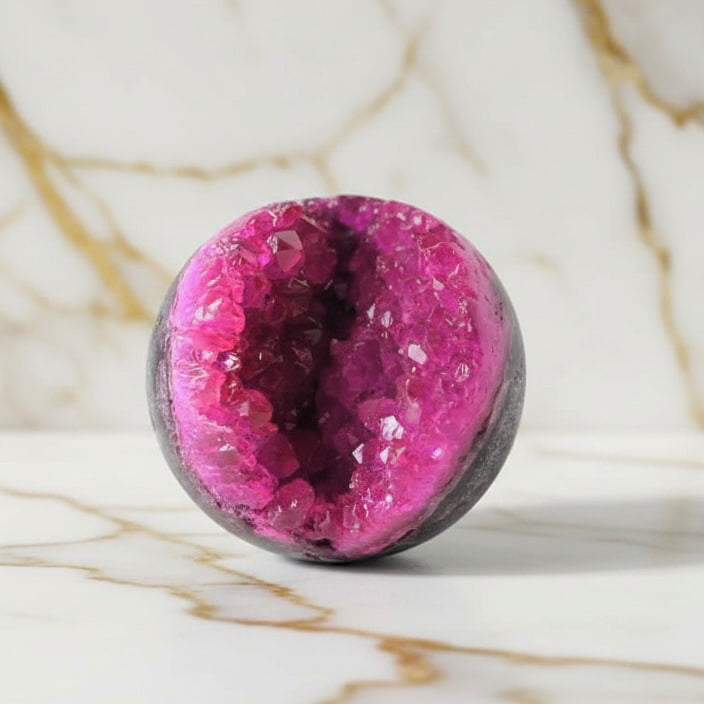 Amethystkugel mit pinker Druse – Funkelndes Kristallhighlight CrystalScents