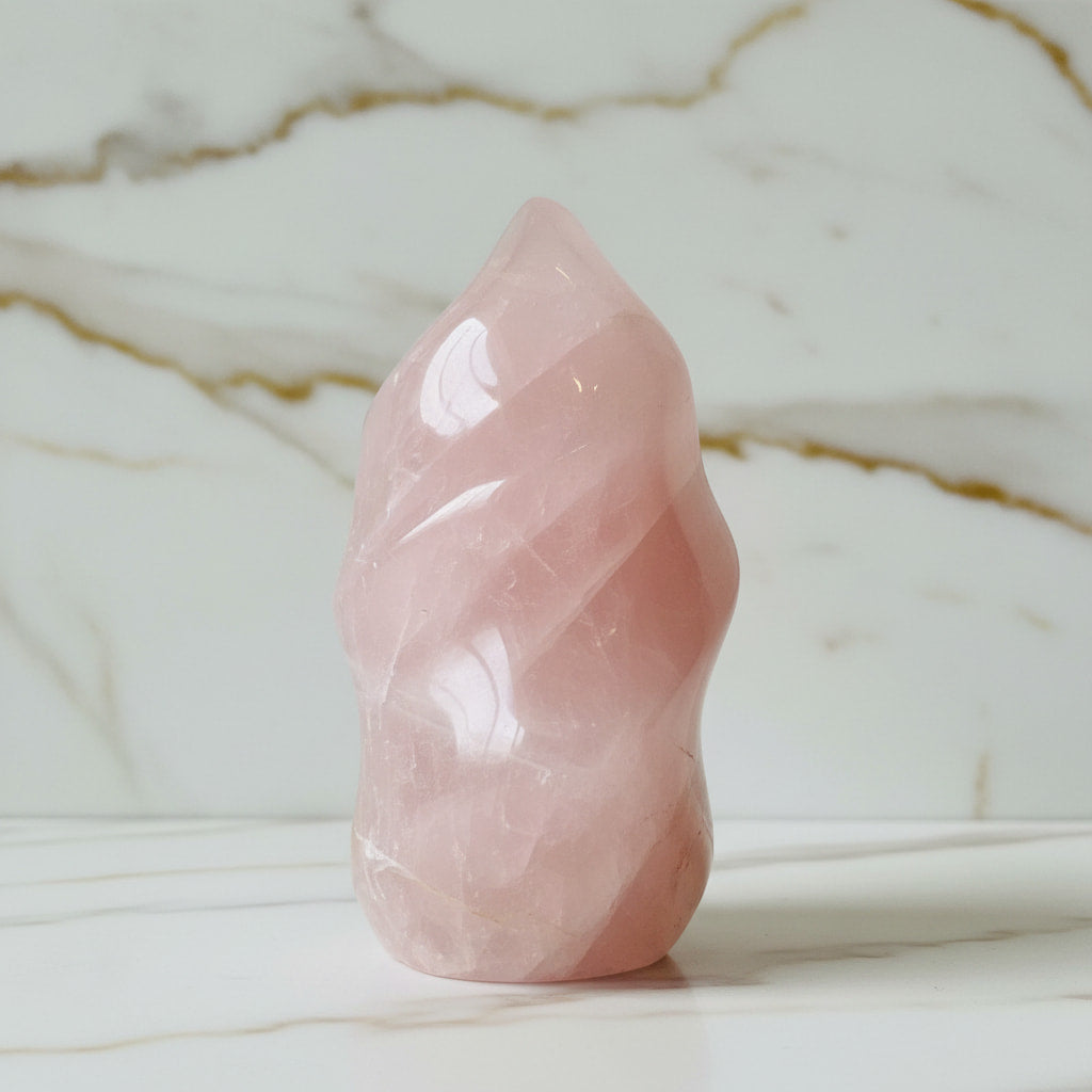 Große Rosenquarz Flamme – Ausdrucksstarkes Naturjuwel CrystalScents