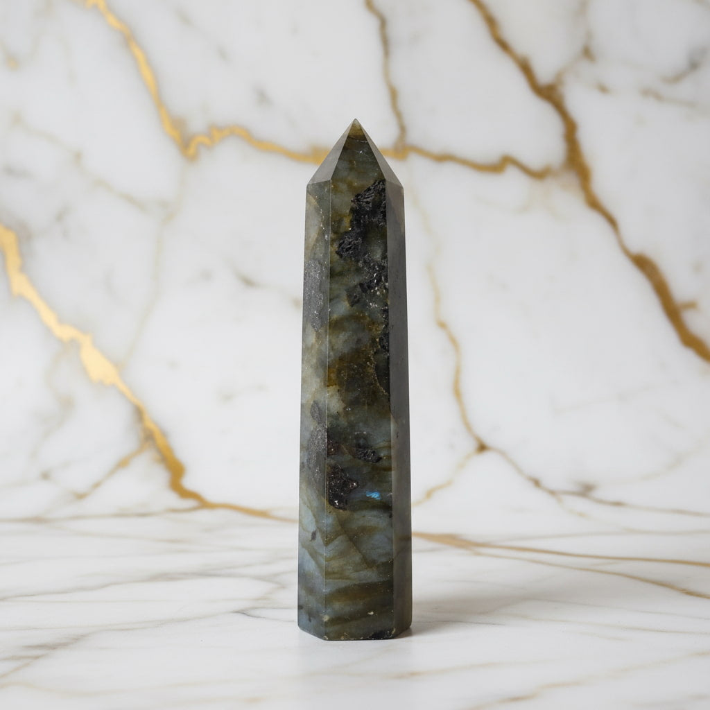 Labradorit Obelisk – Schutz & Achtsamkeit JETZT entdecken CrystalScents