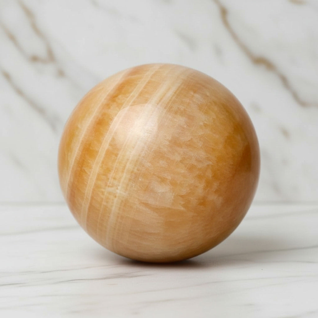 Calcit Kugel mit kraftvoller Ausstrahlung