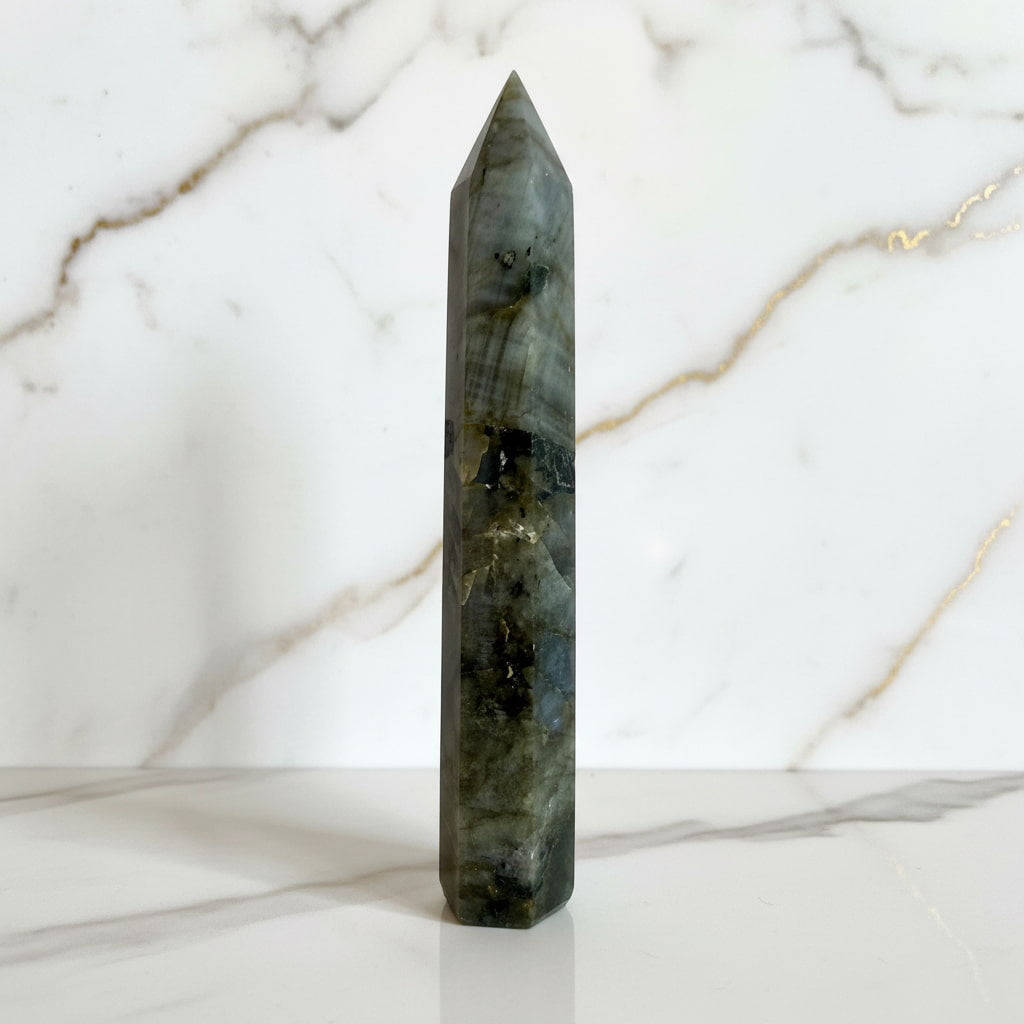 Labradorit Obelisk – Mut & Stärke