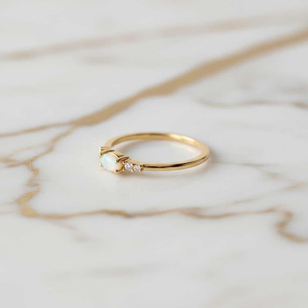 Ring gold mit zartem Opal-Highlight