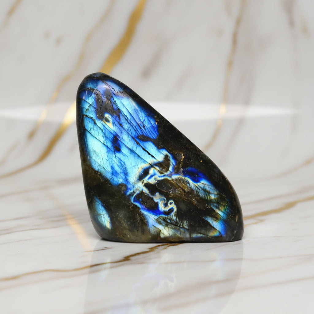 Labradorit Freiform – Blaue Leuchtkraft CrystalScents