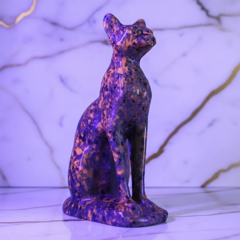 Flammenstein Katze – UV-reaktive Skulptur JETZT sichern CrystalScents