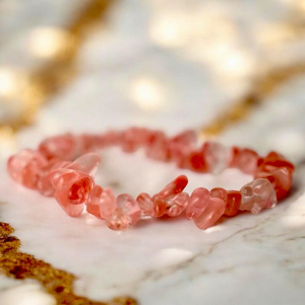 Armband aus Erdbeerquarz-Splittern – Strahlendes Accessoire für Freude und innere Leichtigkeit