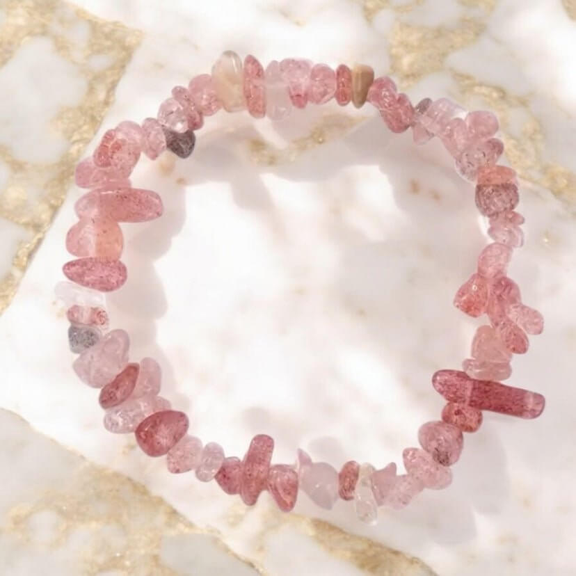 Armband aus Erdbeerquarz-Splittern – Strahlendes Accessoire für Freude und innere Leichtigkeit