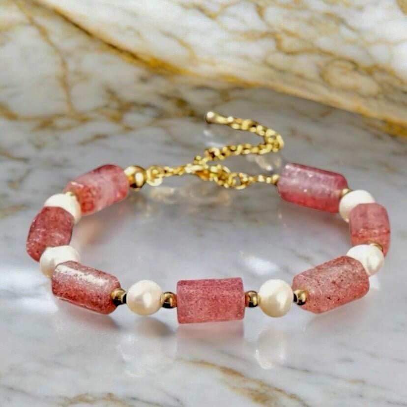 Goldenes Armband mit Perlen & Erdbeerquarz – Harmonie aus Eleganz und Naturstein