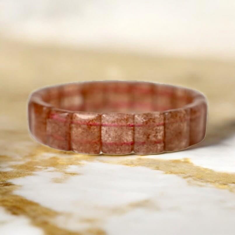 Breites Erdbeerquarz Armband – Strahlende Energie für Herzensfreude und Wohlbefinden