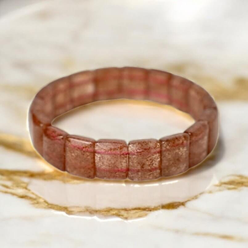 Breites Erdbeerquarz Armband – Strahlende Energie für Herzensfreude und Wohlbefinden