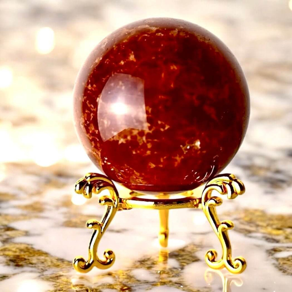 Erdbeerquarz Kugel – Strahlender Begleiter