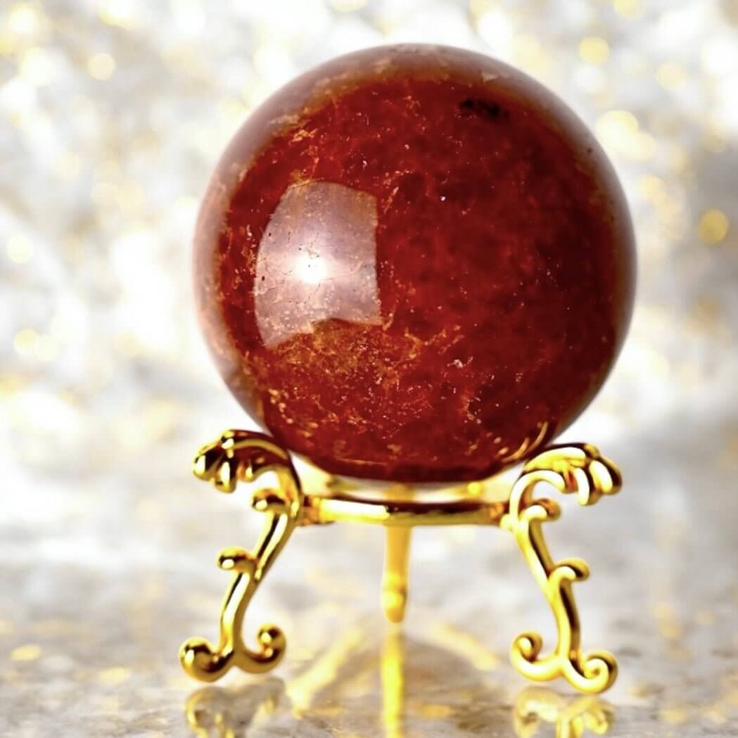 Erdbeerquarz Kugel – Strahlender Begleiter