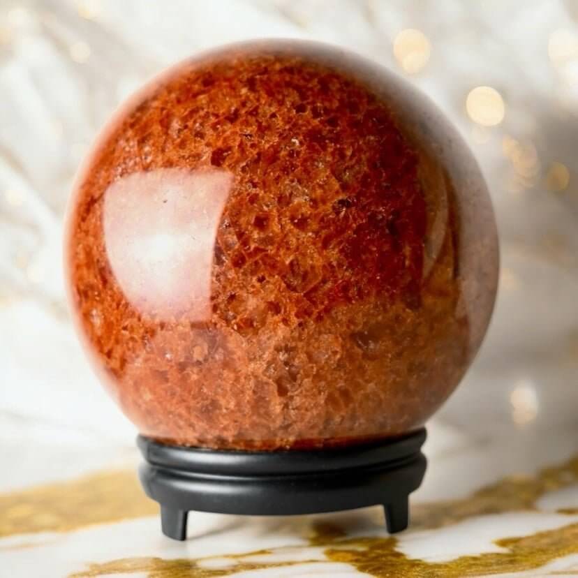 Große Erdbeerquarz Kugel – strahlendes Symbol für Herzensliebe, Optimismus und Lebensfreude