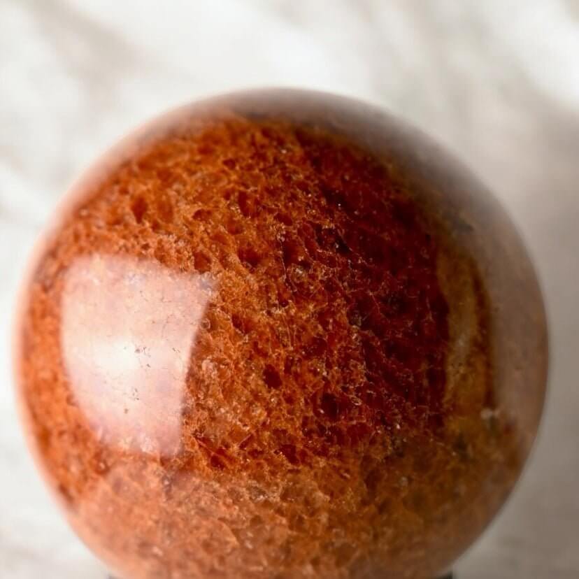 Große Erdbeerquarz Kugel – strahlendes Symbol für Herzensliebe, Optimismus und Lebensfreude