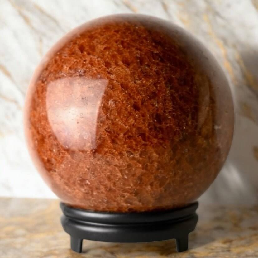 Große Erdbeerquarz Kugel – strahlendes Symbol für Herzensliebe, Optimismus und Lebensfreude