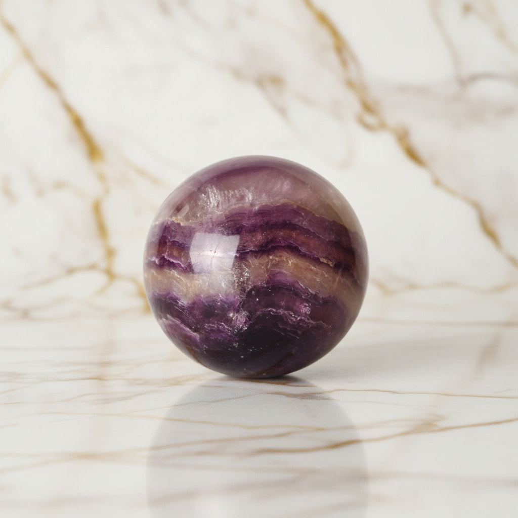 Fluorit Kugel in leuchtendem Lila