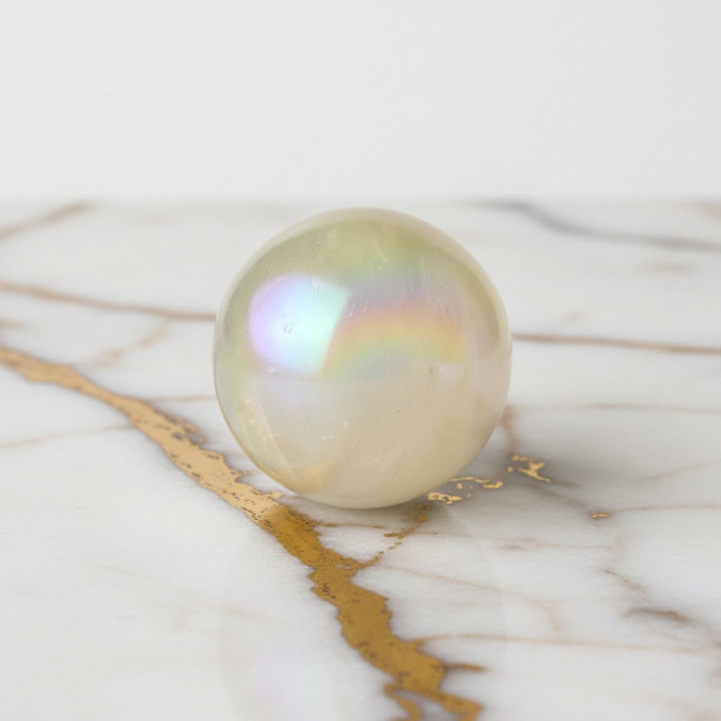 Bergkristall Aura Kugel - Schimmernde Eleganz