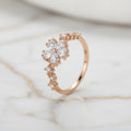 Ring in Roségold mit strahlender Blumenverzierung CrystalScents